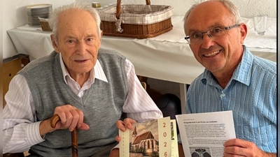 Der Jubilar Michael Auer (links) mit dem Vertrauensmann der Kirchengemeinde Gollhofen, Harald Trabert. (Foto: privat)