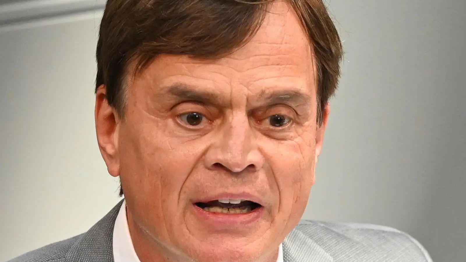 Weist Kritik aus der Union an der geplanten Russlandreise mehrerer AfD-Politiker zurück: AfD-Spitzenpolitiker Bernd Baumann. (Foto: Elisa Schu/dpa)