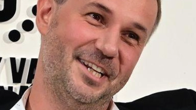 Der slowakische Regisseur Miro Remo posiert mit seiner Auszeichnung in der Hand. Miro gewann den Hauptpreis des 59. Karlsbader Filmfestivals. (Foto: Slavomír Kubeš/CTK/dpa)