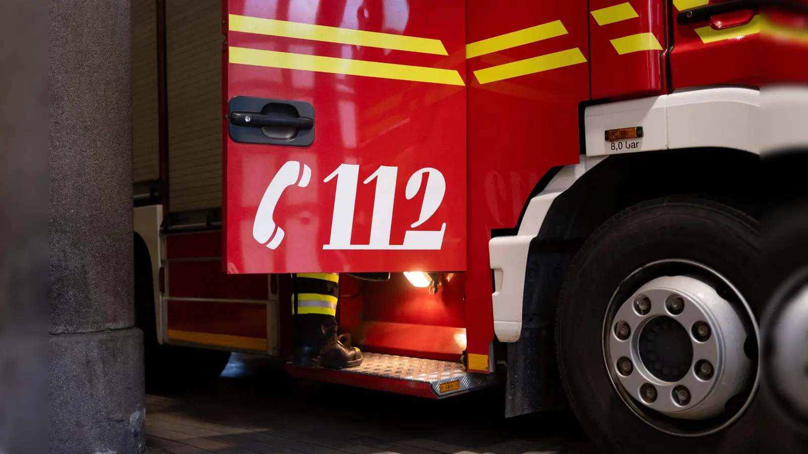 Die Feuerwehr konnte die Straße rasch wieder räumen. (Symbolbild) (Foto: Niklas Treppner/dpa)