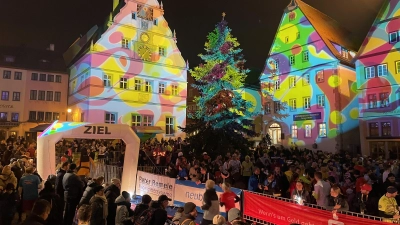 Bunt illuminierter Marktplatz, Menschen überall: Der Lichterlauf hat seinen festen Platz im Rothenburger Veranstaltungskalender. (Foto: Cedric Sterner)
