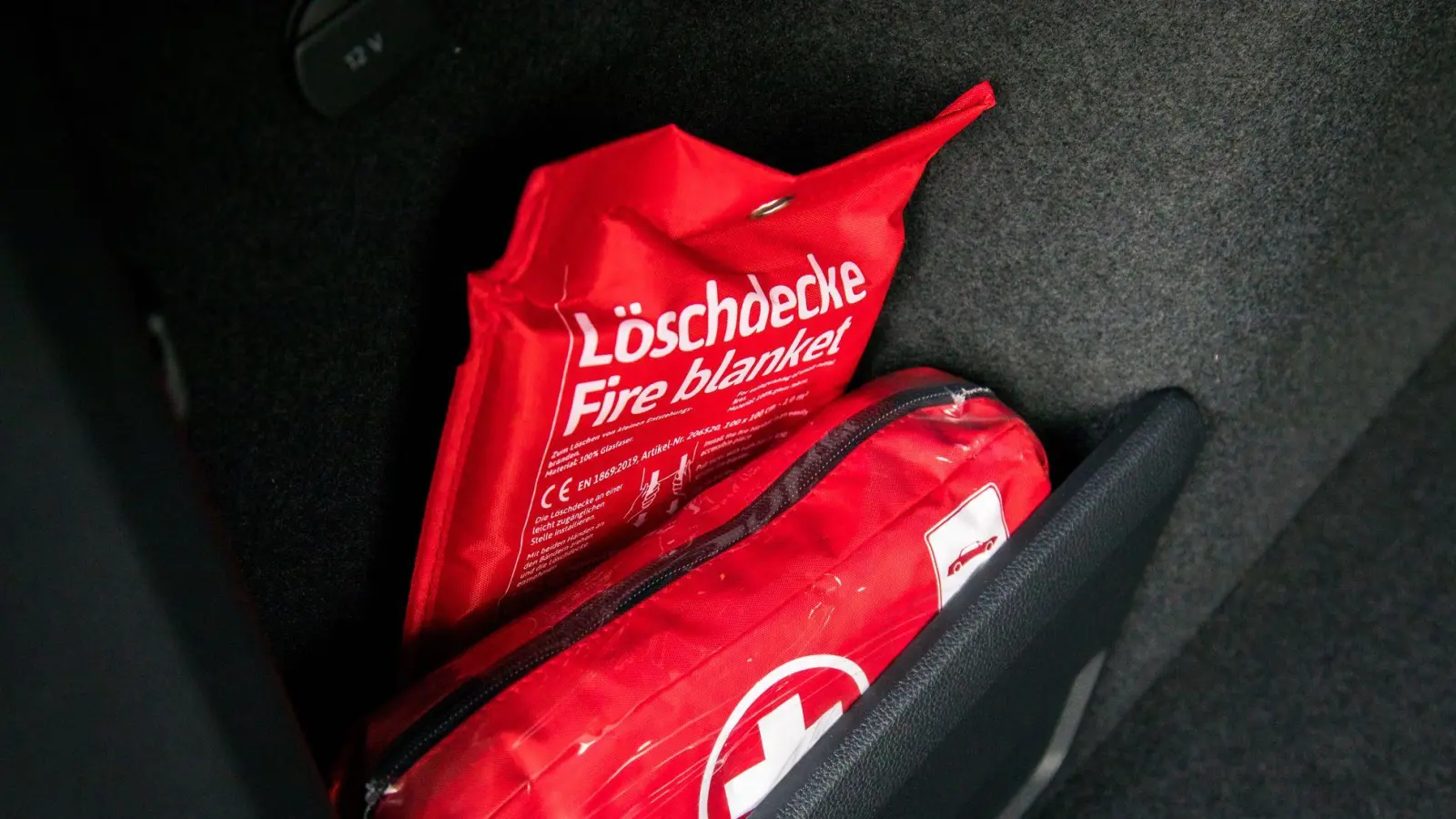 Eine Löschdecke ist wesentlich platzsparender als ein klassischer Feuerlöscher. Der Umgang damit sollte aber geübt werden. (Foto: Christin Klose/dpa-tmn)