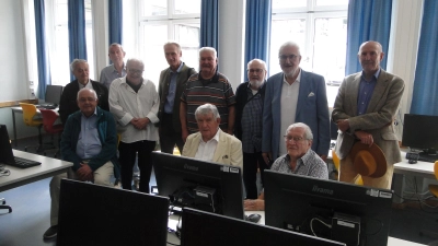 Die elf Jubilare des Abitur-Jahrgangs 1965 stellen sich im ehemaligen Physiksaal und jetzigen Computerraum des Platen-Gymnasiums zum Gruppenfoto. (Foto: Winfried Vennemann)