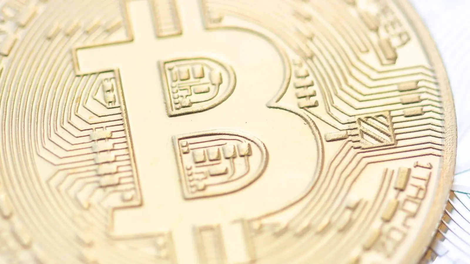Bitcoin- (M.) und Ethereum-Münzen. (Foto: Fernando Gutierrez-Juarez/dpa)