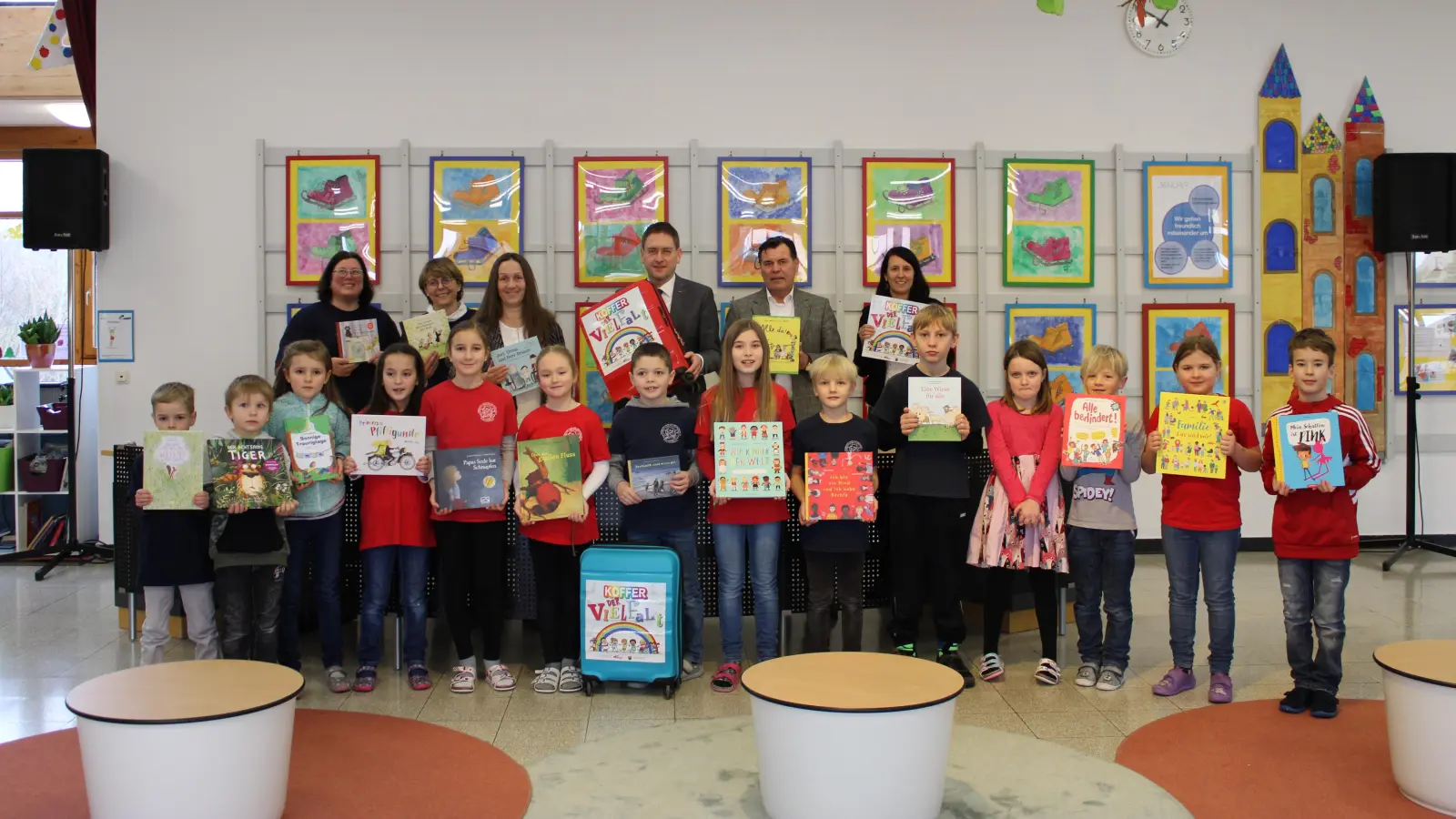 Die Albrecht-von-Eyb-Grundschule in Burgoberbach ist die erste Grundschule im ganzen Landkreis, in der der neue „Koffer der Vielfalt“ Station macht. (Foto: Kristina Schmidl)