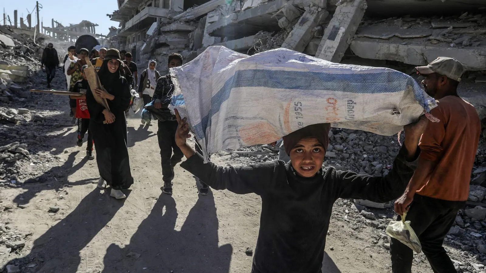 Hoffnungsvolle Heimkehrer: Vertriebene Palästinenser kehren in ihre Häuser zurück, nachdem sich die israelische Armee aus einigen Gebieten östlich von Chan Junis im südlichen Gazastreifen zurückgezogen hat. Israel und die Hamas haben sich auf die erste Phase eines Friedensplans zur Beendigung der Kämpfe geeinigt. (Foto: Abed Rahim Khatib/dpa)