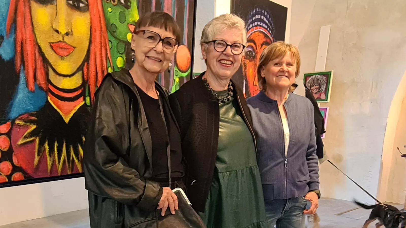 Irmtraud Schmidt-Hartung (Mitte) war die Initiatorin. Mit Irmgard Peetz-Hahn (links) und Rita Zeller setzte sie das Farbenspektakel um. (Foto: Margit Schwandt)