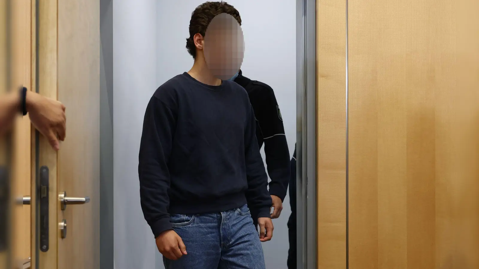 Der Angeklagte betritt den Gerichtssaal. (Foto: Rolf Vennenbernd/dpa)