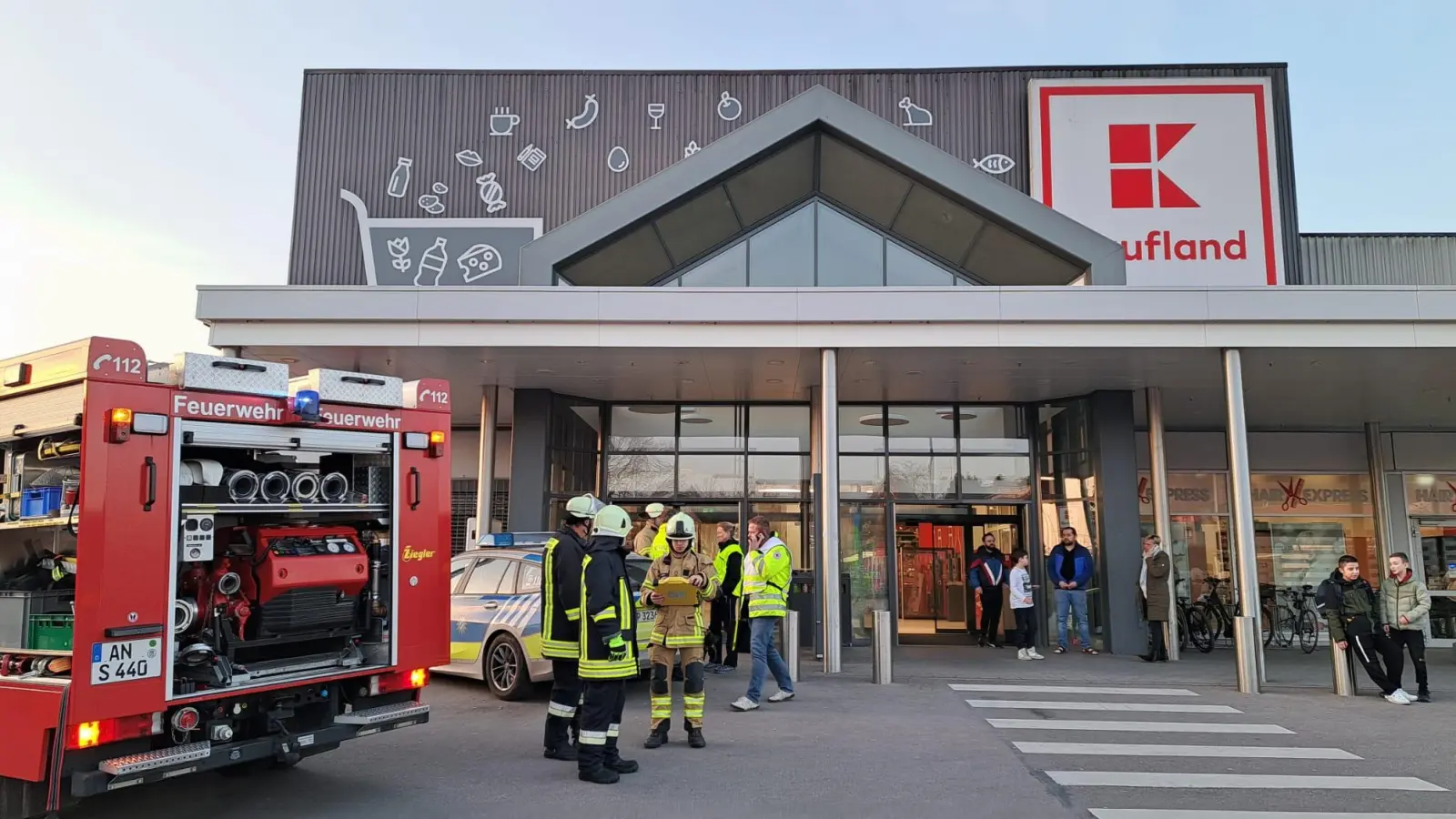 Feueralarm im Kaufland: Rettungskräfte aus Ansbach und Umgebung waren am frühen Donnerstagabend dort im Einsatz. (Foto: Alexander Biernoth)