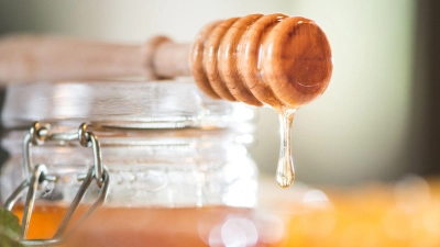 Typisch Akazienhonig: Der hohe Fruchtzuckeranteil im Akazienhonig sorgt für seine langanhaltende flüssige Konsistenz und besondere Süße. (Foto: Franziska Gabbert/dpa-tmn)