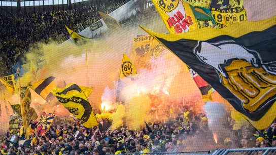 Die Dortmunder Fans zündeten Pyrotechnik. (Foto: David Inderlied/dpa)