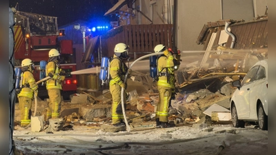 Am frühen Morgen wurden die Einsatzkräfte zu dem Haus gerufen. (Foto: Jannik Nölke/dpa)