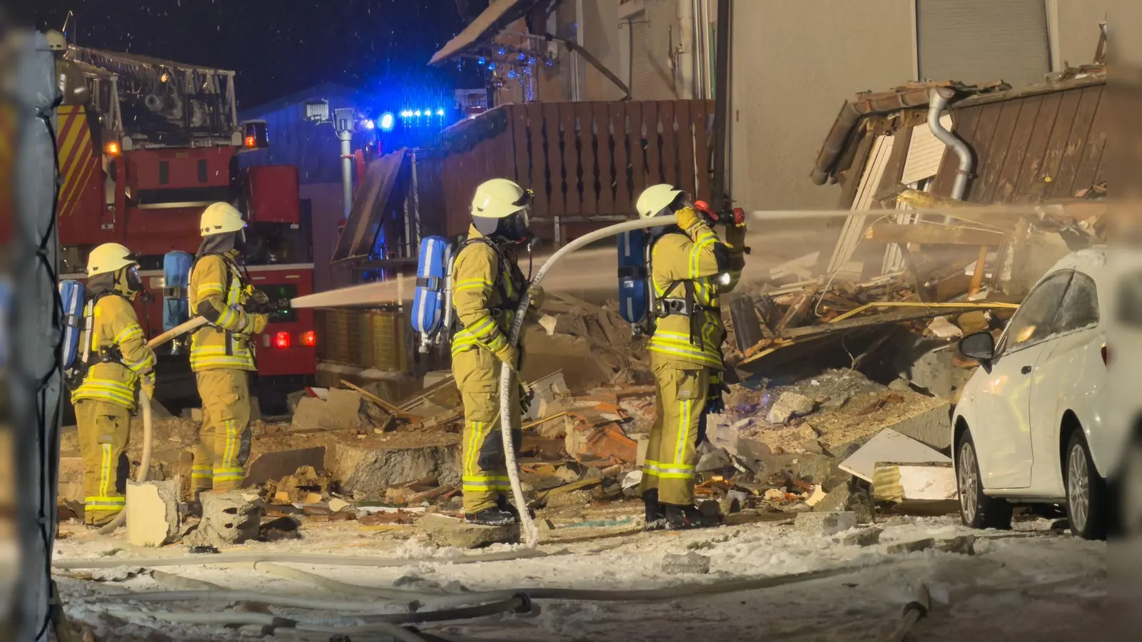 Am frühen Morgen wurden die Einsatzkräfte zu dem Haus gerufen. (Foto: Jannik Nölke/dpa)