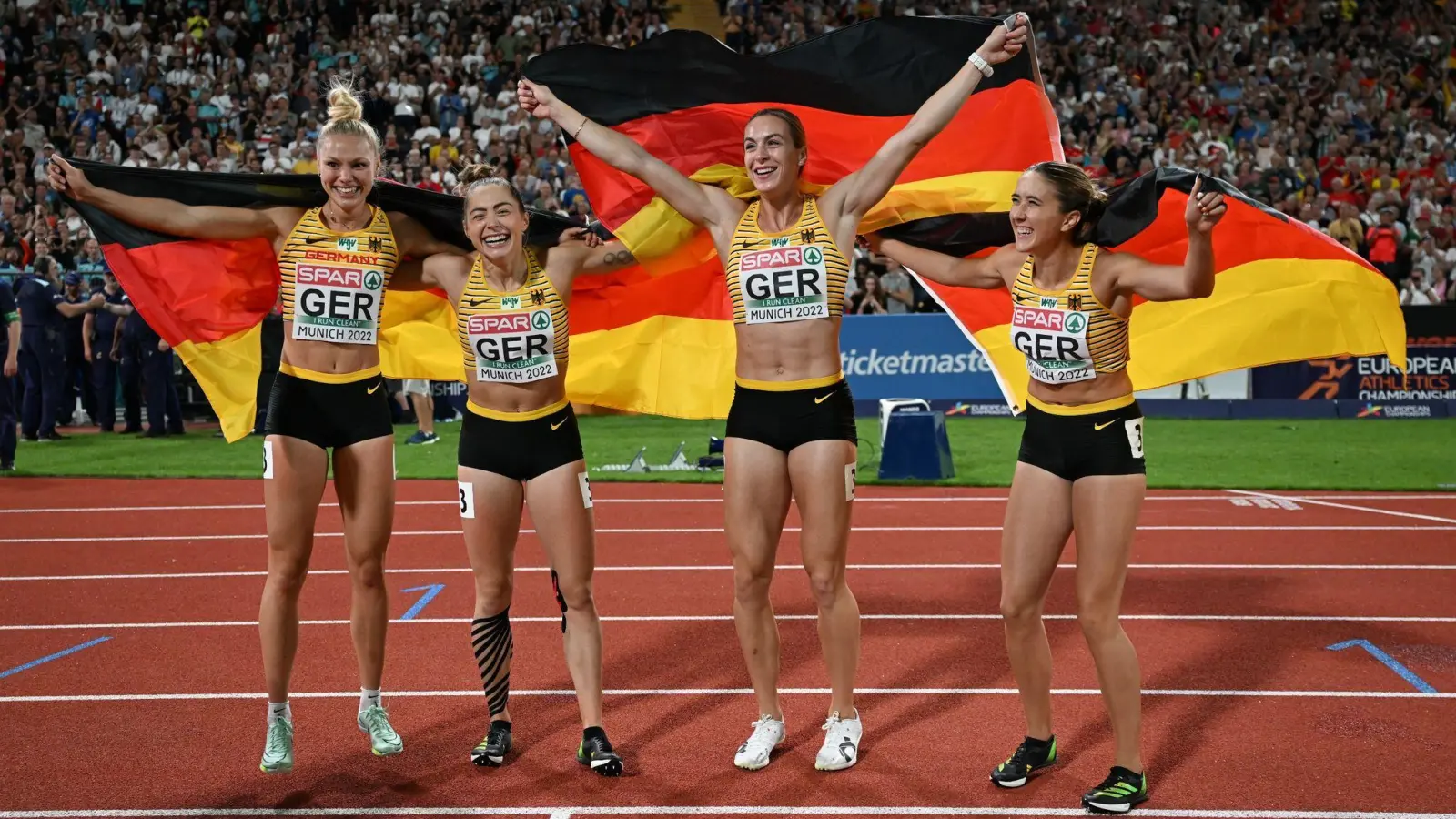Lisa Mayer (l-r), Gina Lückenkemper, Alexandra Burghardt und Rebekka Haase jubeln über den Sieg. (Foto: Sven Hoppe/dpa)