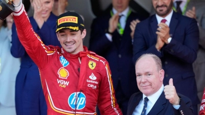 Der Ferrari-Pilot Charles Leclerc feiert nach seinem Heimsieg mit Fürst Albert II. von Monaco auf dem Podium. (Foto: Luca Bruno/AP/dpa)