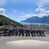 Da wollten sie hin: Lennart Müller-Scholden, Jonathan Spingler, Jeremias Krebs, Leonardo Scholand, Liam Knipp, Luis Schölzel, Benedikt Mai, Luca Ströhlein, Nick Burger, Aaron Schroth, Jakob Hofmann, Christian Geuder und Joshua Tiller (von links) am Zielpunkt am Gardasee. (Foto: Silke Anlauf-Grössl)