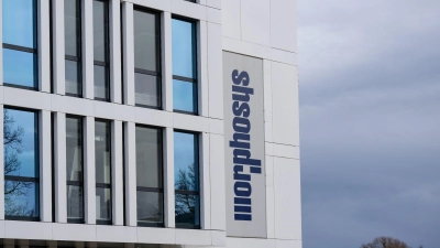 Das Logo des Biotechnologieunternehmens MorphoSys AG ist an der Firmenzentrale zu sehen. (Foto: Sven Hoppe/dpa/Archivbild)