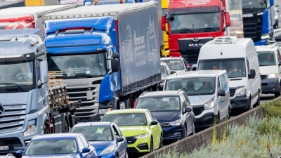 Autos und Lkw stauen sich auf einer Autobahn. (Foto: Rolf Vennenbernd/dpa/Symbolbild)