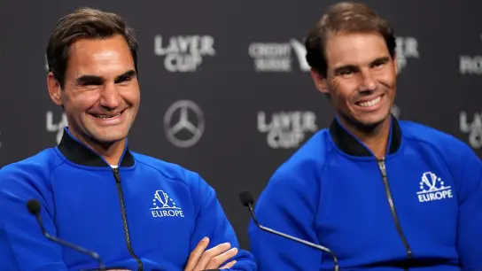 Roger Federer (l) und Rafael Nadal vom Team Europa sitzen bei einer Pressekonferenz vor dem Laver Cup 2022 nebeneinander. (Foto: John Walton/PA Wire/dpa)