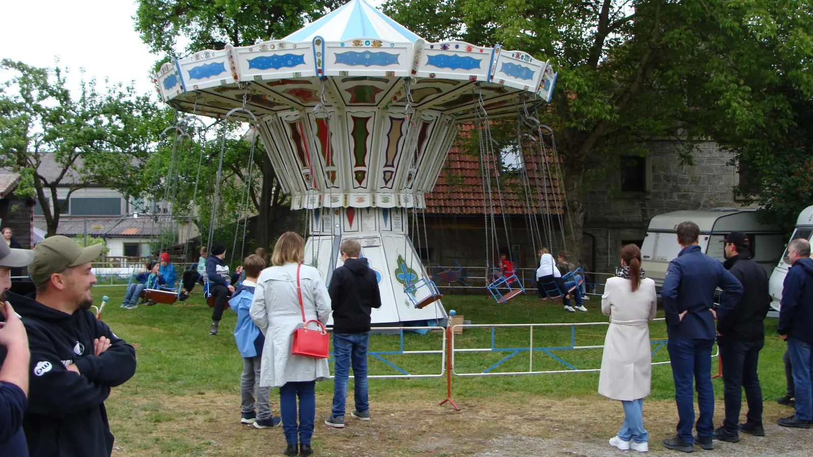 Auch in diesem Jahr wird das beliebte Kettenkarussell für leuchtende Kinderaugen sorgen.  (Foto: Inge Koberstein)