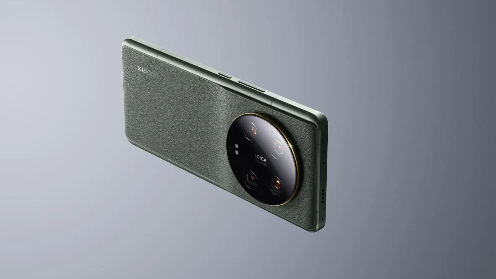 Klassisch und futuristisch zugleich: Die Rückseite des Xiaomi 13 Ultra wird von der Glaskuppel über dem Kameramodul und dem Kunstleder auf Silikonbasis geprägt. (Foto: Xiaomi/dpa-tmn)