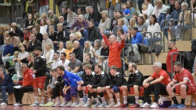 Vor eigenem Publikum will sich die Mannschaft des TSV 2000 Rothenburg (stehend Trainer Valentin Akushka, im Spiel gegen München-Allach) wieder von ihrer guten Seite zeigen. (Foto: Martin Rügner)