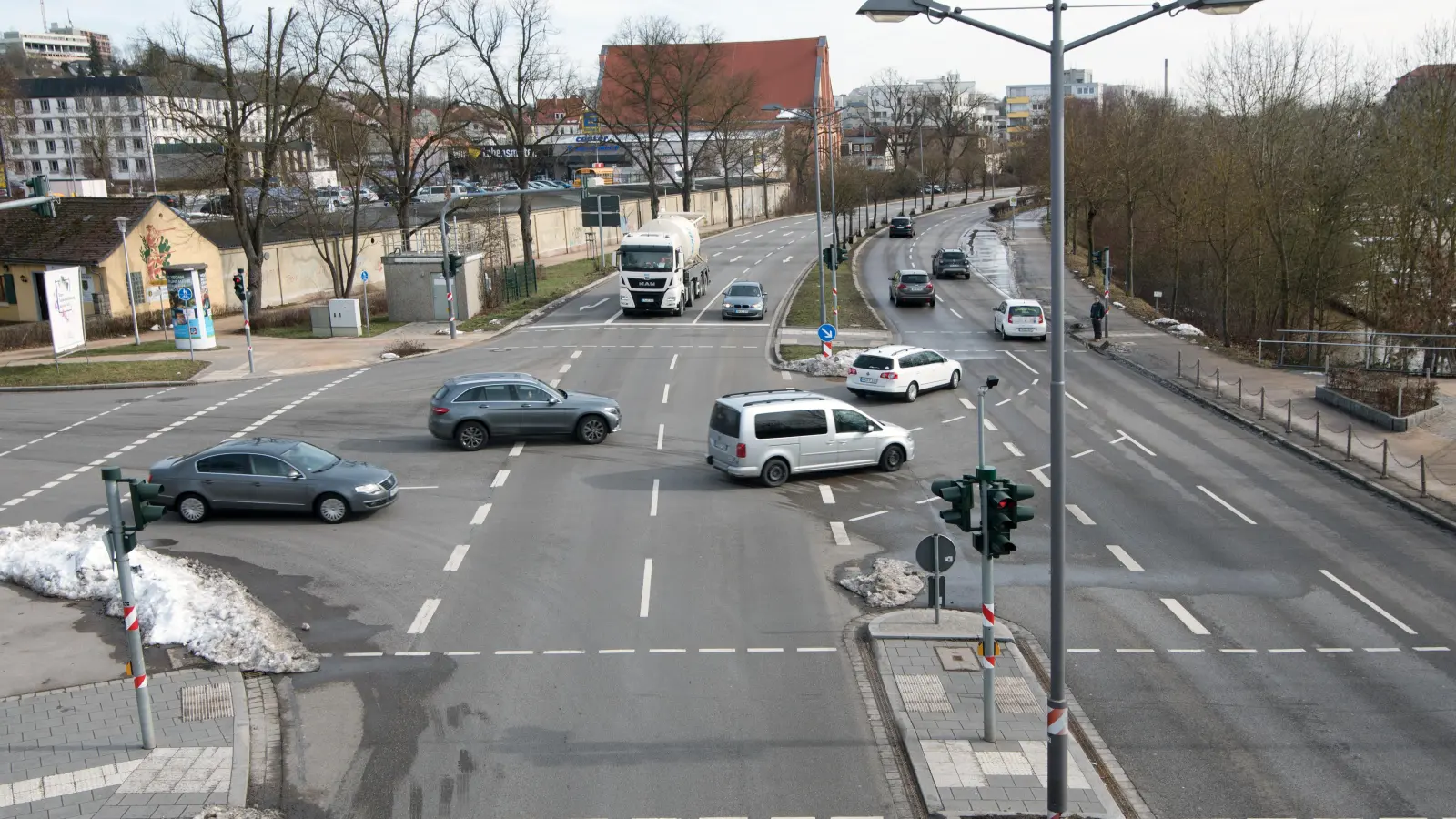 Wer von der Brauhausstraße nach links in Richtung Schlosskreuzung auf die Residenzstraße abbiegen möchte, kann dies sowohl auf der rechten als auch auf der linken Fahrspur machen. (Foto: JamesEdwardAlbrightJr.)