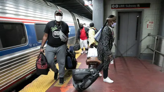 Reisende steigen an der New Yorker Penn Station aus einem Amtrak-Zug. (Foto: Mark Lennihan/AP/dpa)