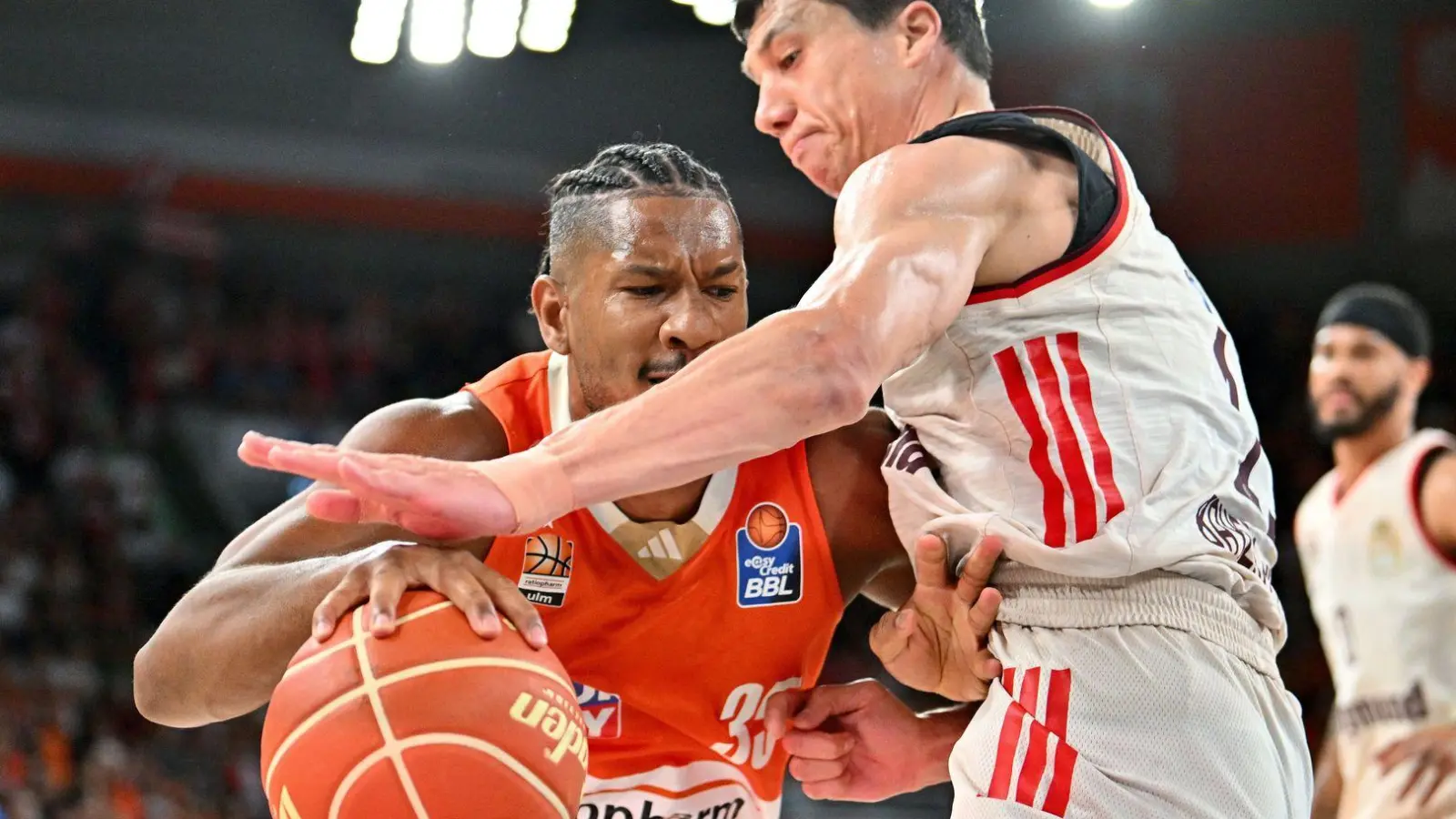 Ulms Karim Jallow (l.) im Duell mit Bayerns Vladimir Lucic. (Foto: Jan-Philipp Strobel/dpa)