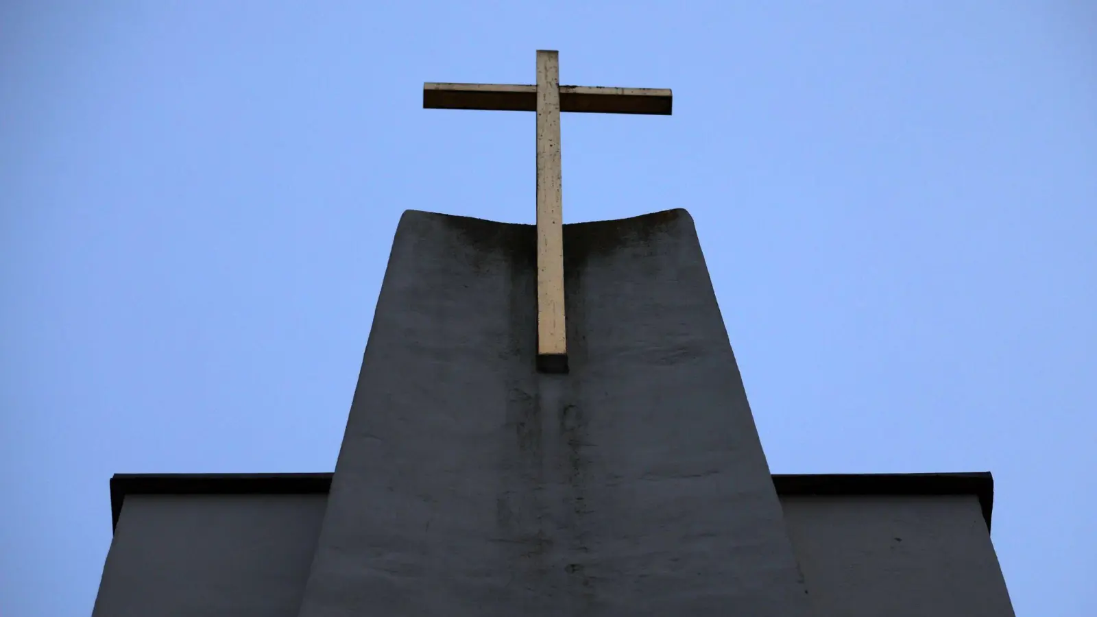 Eine christliche Kirche im Morgengrauen. (Foto: Bernd Wüstneck/dpa)