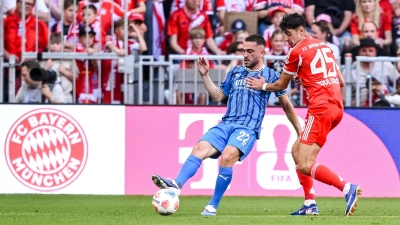 Hier noch Rivalen, bald wieder Teamkollegen bei den Bayern: Ibrahimovic (links) und Pavlovic (rechts). (Archivbild) (Foto: Harry Langer/dpa)