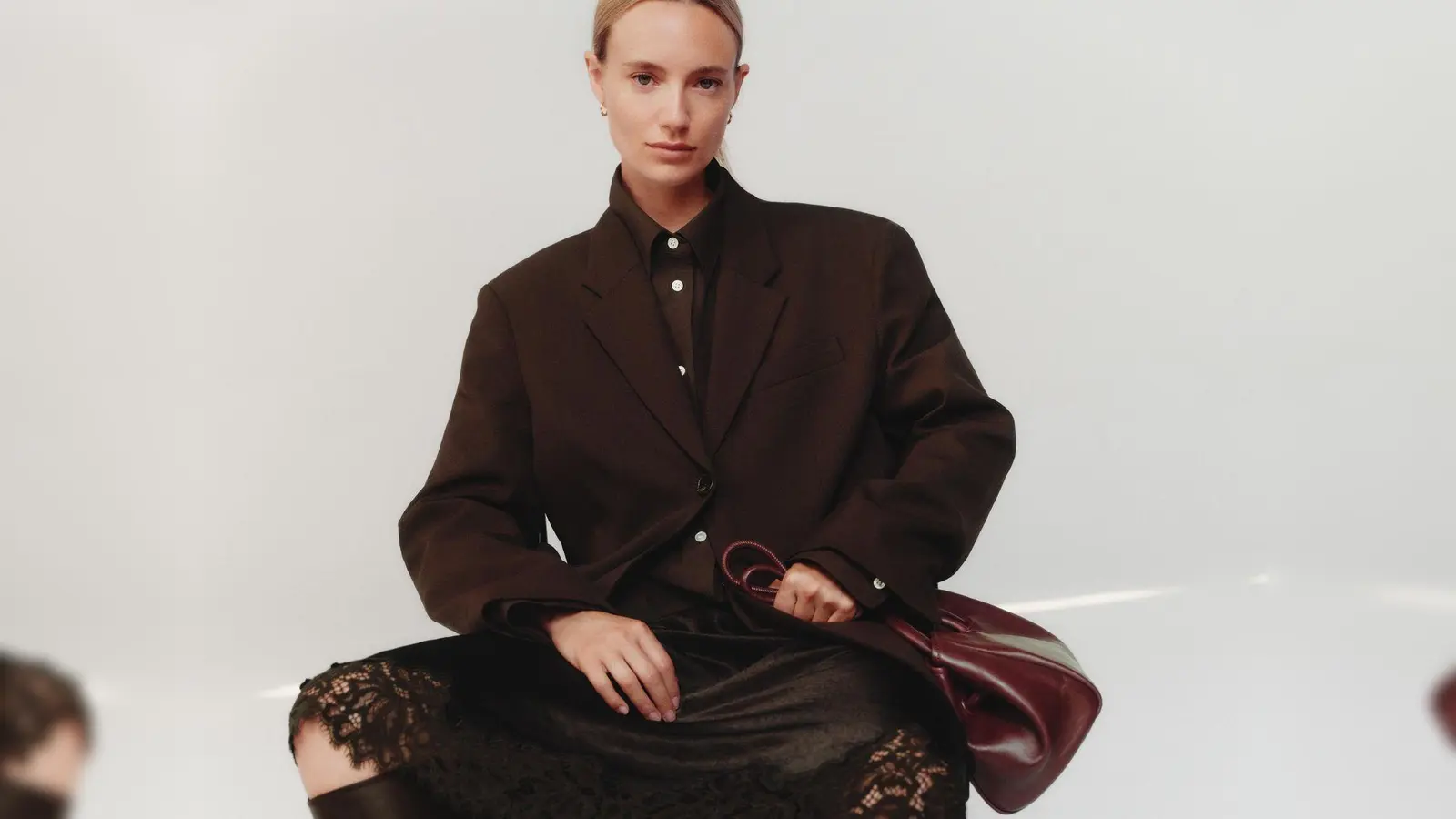 All-Brown-Styling: Schokobraun in verschiedenen Nuancen schafft Tiefe und Eleganz im monochromen Look, hier von Arket (Hemd ca. 89 Euro, Blazer ca. 169 Euro, Satinrock mit Spitze ca. 89 Euro, Stiefel ca. 299 Euro, Tasche ca. 149 Euro). (Foto: Arket/dpa-tmn)