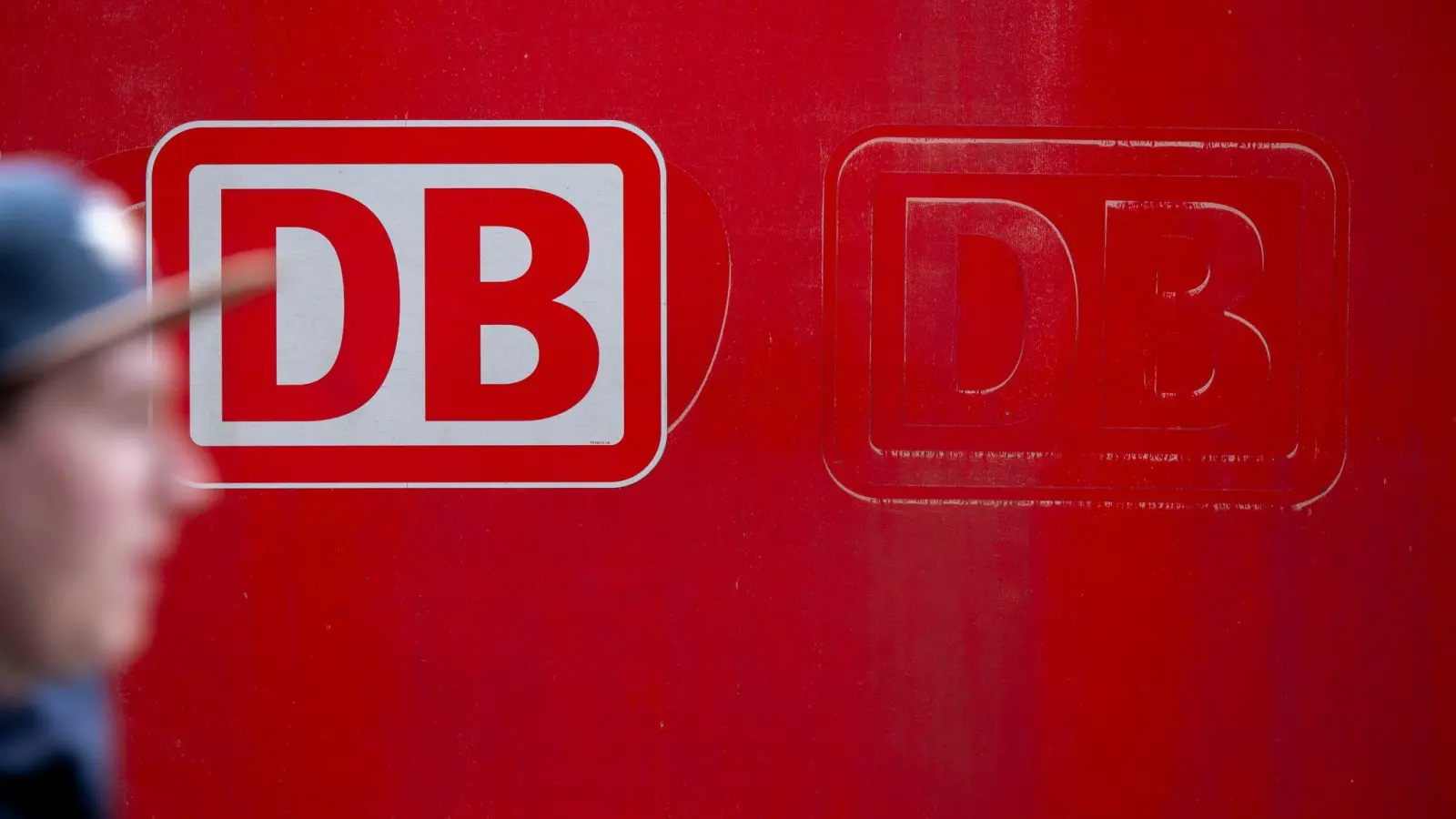 Die Deutsche Bahn will sich im Zenngrund ab Dienstag wieder an den Fahrplan halten.  (Foto: Peter Kneffel/dpa)