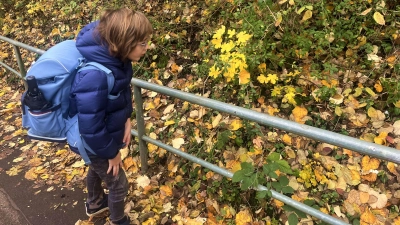 Wie können Autofahrerinnen und -fahrer Kinder auf dem Schulweg besser erkennen? Die Verkehrswacht hat eine Antwort. (Symbolbild: Oliver Herbst)
