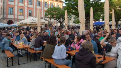 Wenn in Neustadt das Frühlingsfest steigt, wird der Marktplatz zur gemütlichen Stube mit Biergarten, Stände säumen die Straßen und Institutionen stellen sich vor. (Foto: Christa Frühwald)