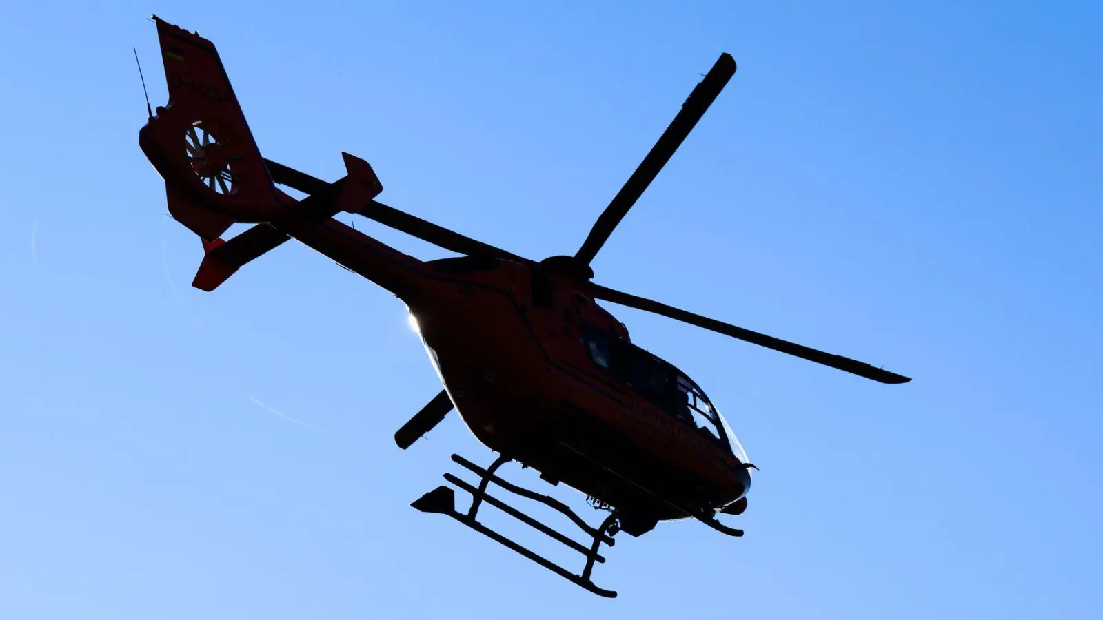 Kurz nach dem Unfall ist ein Rettungshubschrauber ausgerückt. (Symbolbild) (Foto: Julian Stratenschulte/dpa)