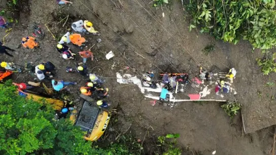 Rettungseinheiten sind im kolumbianischen Risaralda im Einsatz, nachdem Passagiere eines Busses von einem Erdrutsch verschüttet wurden. (Foto: UNGRD/colprensa/dpa)