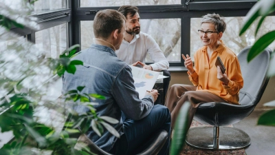 Netzwerken und gezielte Bewerbungen erhöhen die Erfolgschancen für ältere Jobsuchende. (Foto: Elisatim/Westend61/dpa-tmn)