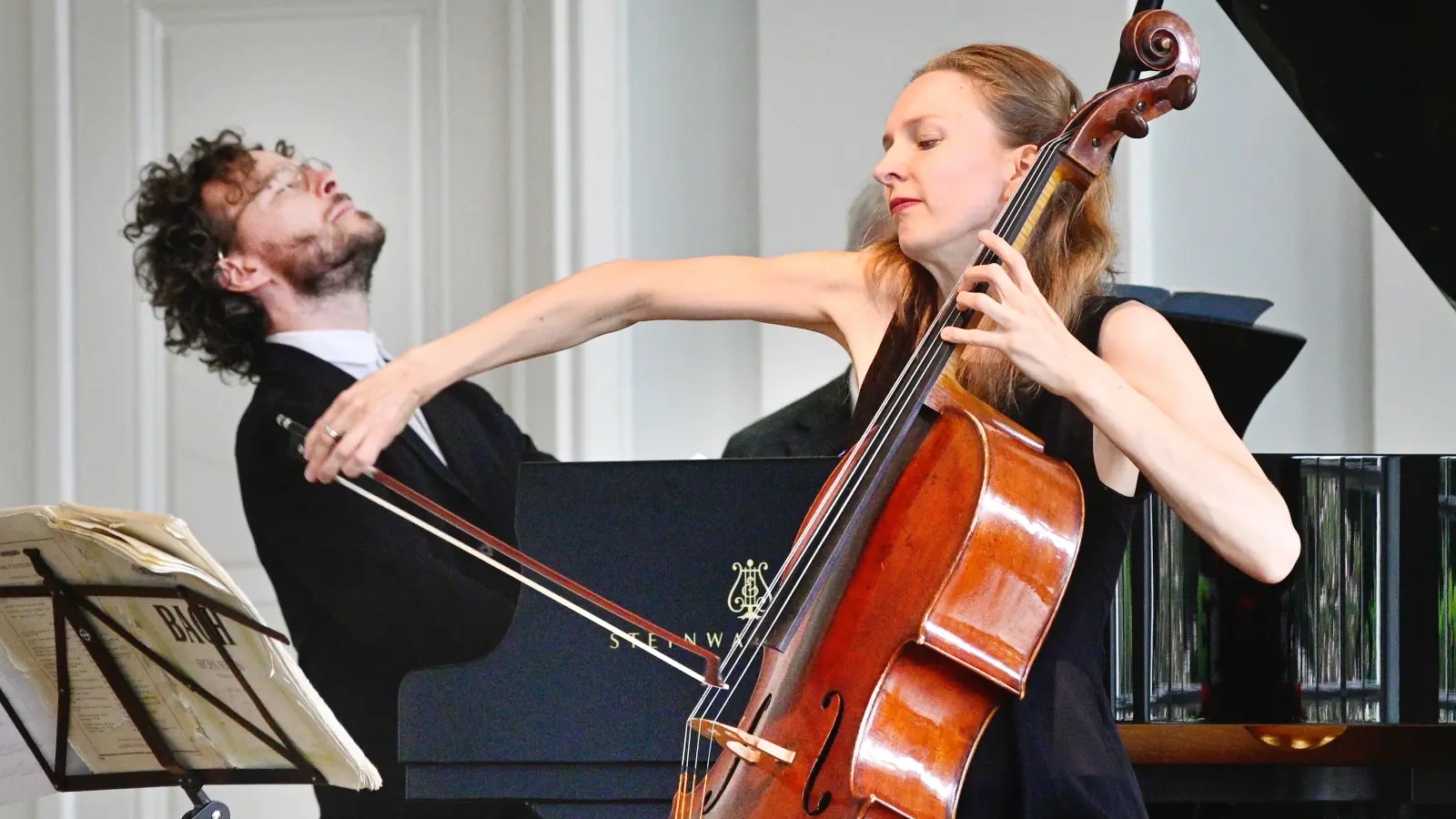 Musizieren wie aus einem Geist: die Cellistin Marie-Elisabeth Hecker und der Pianist Martin Helmchen. (Foto: Jim Albright)