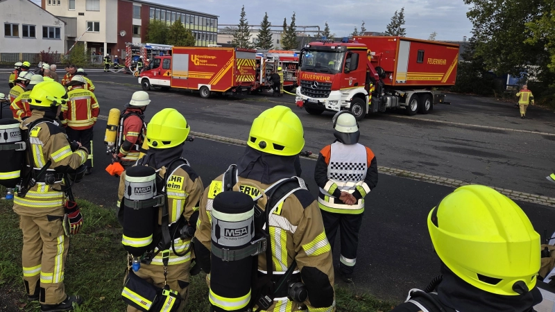 Ein Großaufgebot der Feuerwehr kämpft derzeit auf dem EKA-Gelände in Dietersheim gegen einen Brand. (Foto: Rainer Weiskirchen)