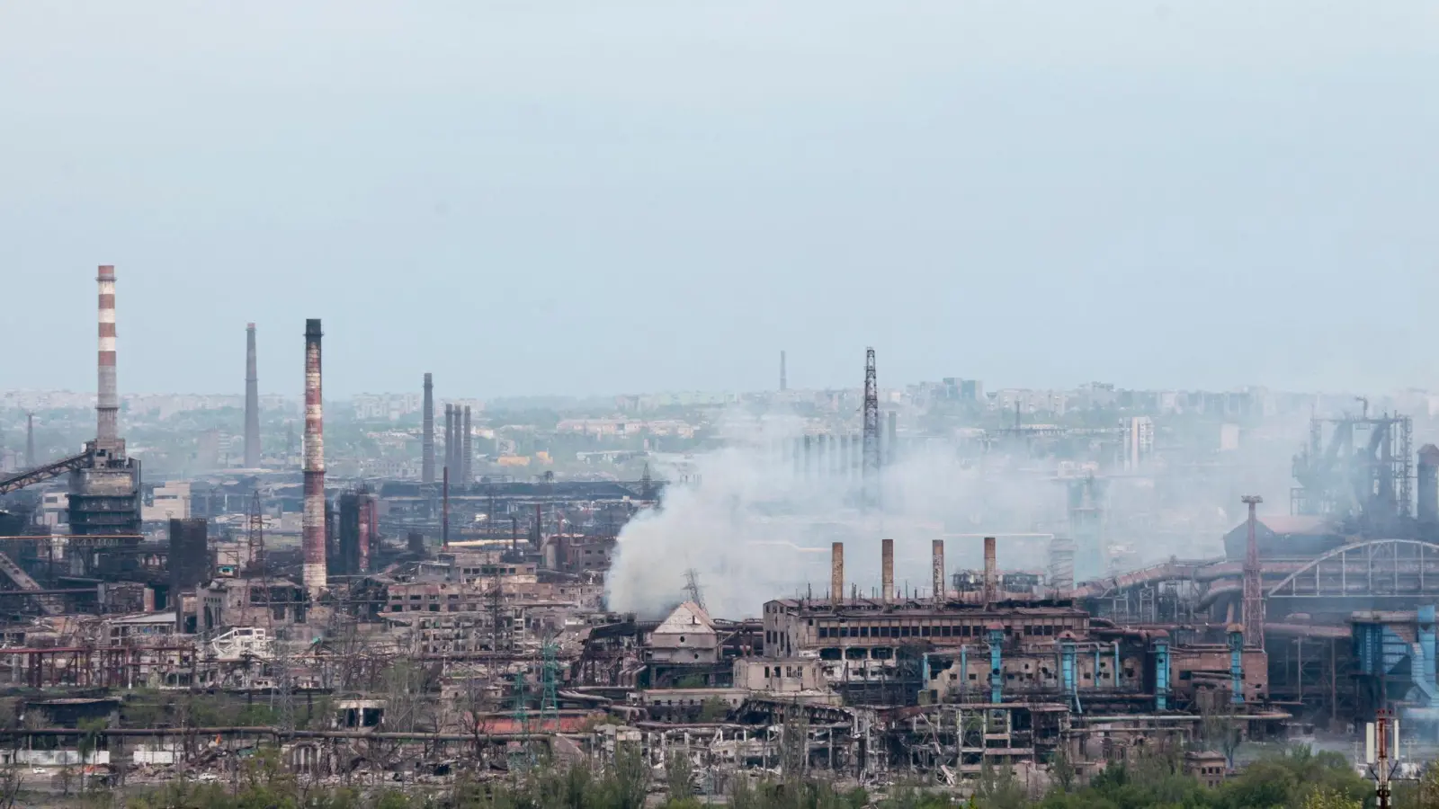 Die Hafenstadt Mariupol gehörte im vergangenen Frühjahr zu den am heftigsten umkämpften Orten in der Ukraine. (Foto: Uncredited/AP/dpa)