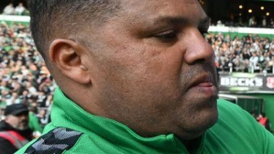 Fan-Liebling in Bremen: Der Brasilianer Ailton beim Abschiedsspiel von Diego. (Archivbild) (Foto: Carmen Jaspersen/dpa)