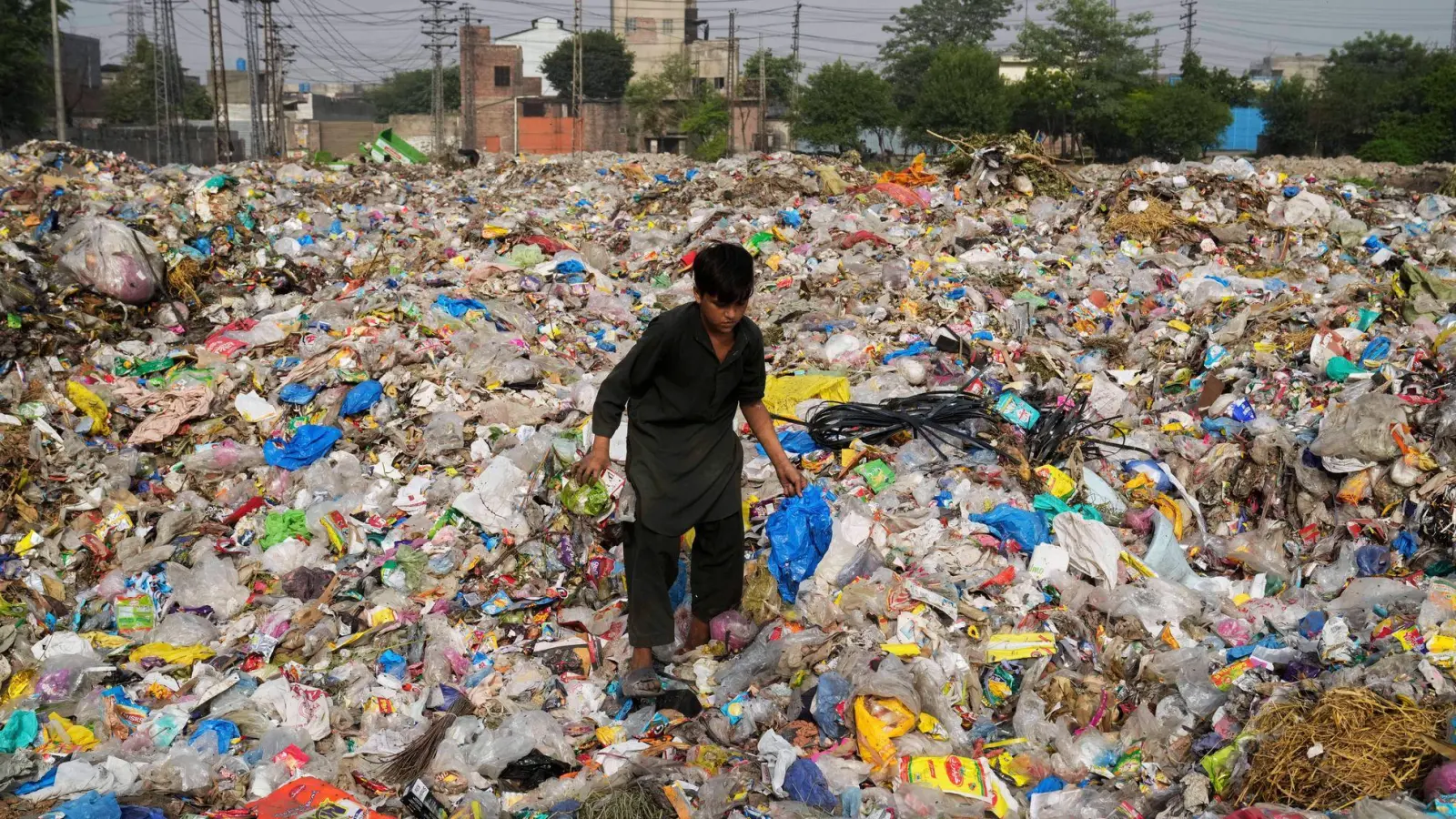 Plastikabfall wird auch exportiert und sorgt in vielen Entwicklungsländern für Probleme. (Archivbild) (Foto: K.M. Chaudary/AP/dpa)