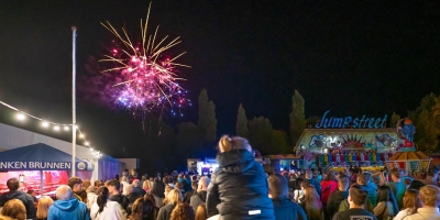 Das Feuerwerk zum Abschluss der Kirchweih verfolgten zahlreiche Menschen. (Foto: Mirko Fryska)