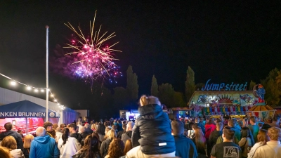 Das Feuerwerk zum Abschluss der Kirchweih verfolgten zahlreiche Menschen. (Foto: Mirko Fryska)