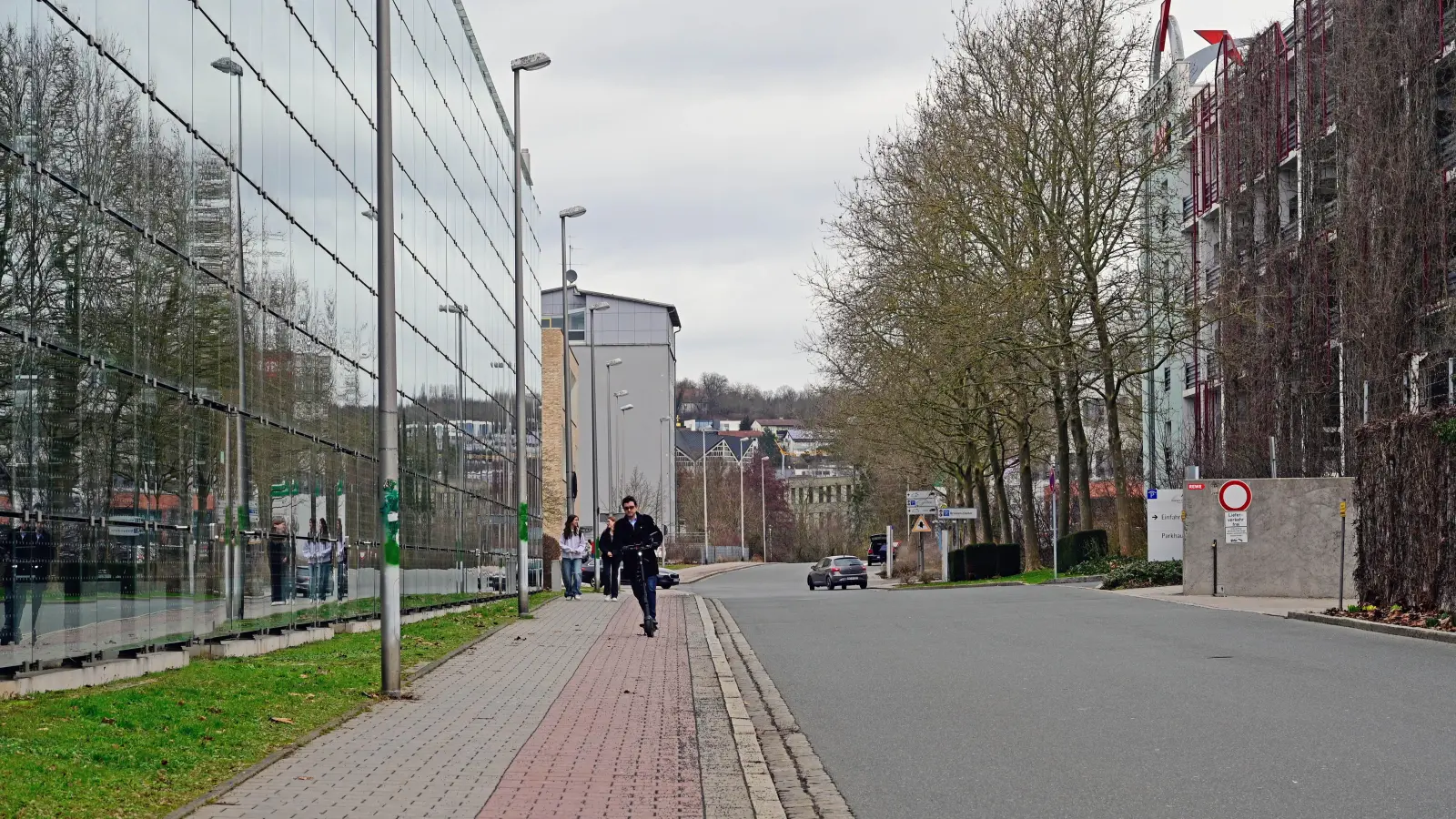 Um alle Radwege in Ansbach, wie hier in der Schöneckerstraße zwischen Brücken-Center und Hochschule, überprüfen zu lassen, müsste laut Stadtverwaltung ein externes Büro beauftragt werden. (Foto: Alina Boger)