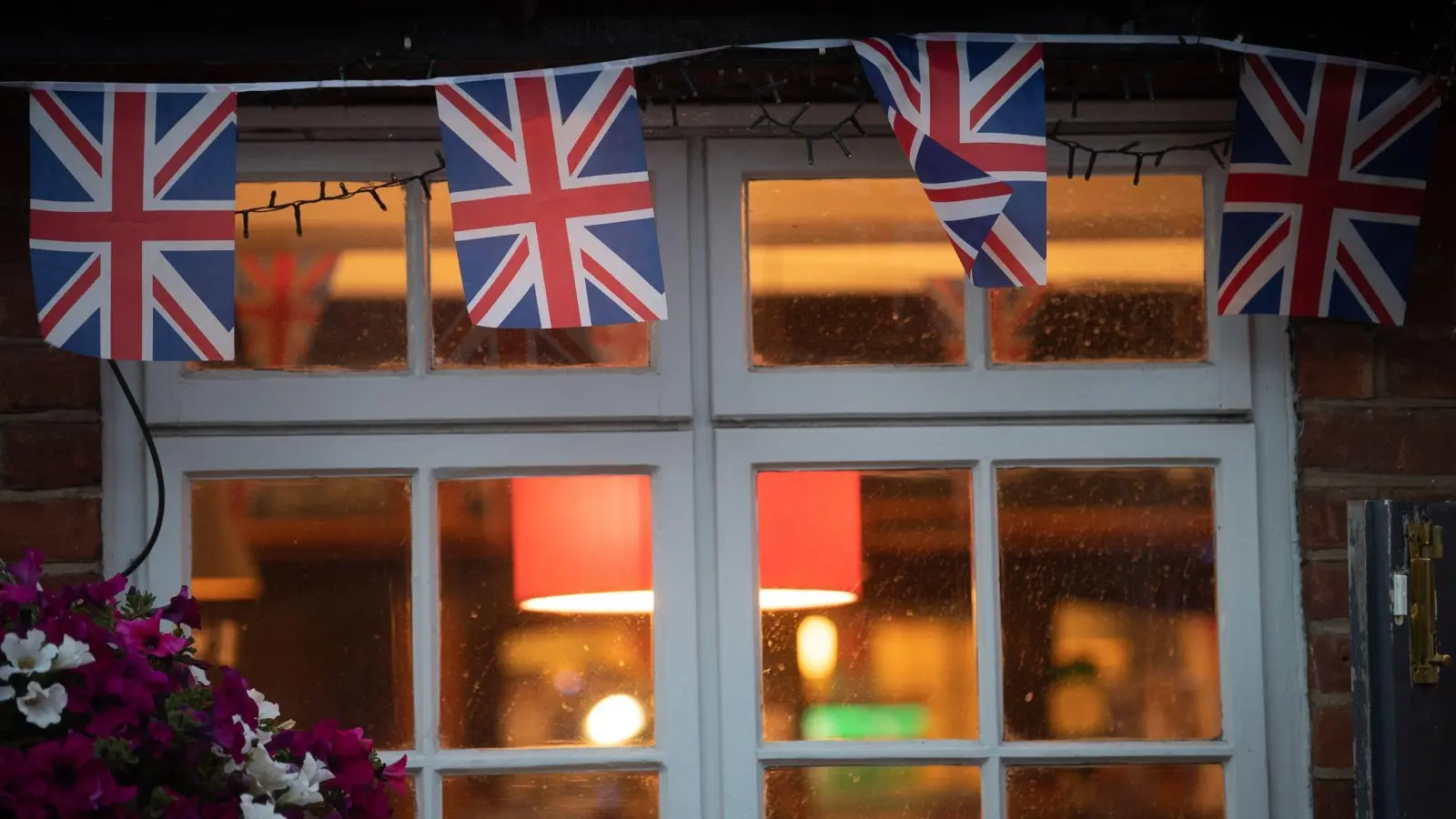 Union-Jack-Fahnen am Fenster eines Pubs in London. (Foto: Sebastian Gollnow/dpa)