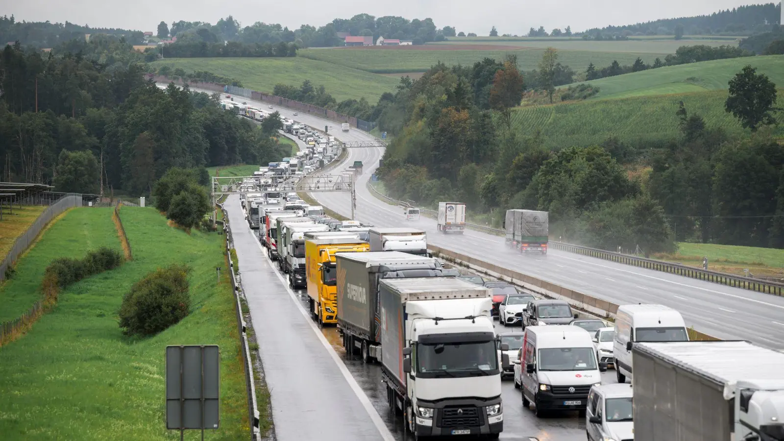 Nach dem Brand eines Lastwagens staute sich der Verkehr auf der A9 auf mehrere Kilometer. (Foto: Daniel Vogl/dpa)
