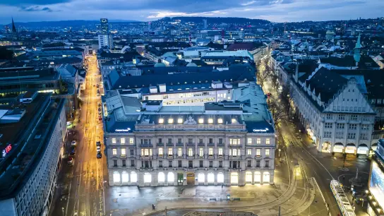 Eine Luftaufnahme zeigt den Hauptsitz der Schweizer Banken Credit Suisse (M) und UBS (l) am Paradeplatz in Zürich. (Foto: Michael Buholzer/KEYSTONE/dpa)