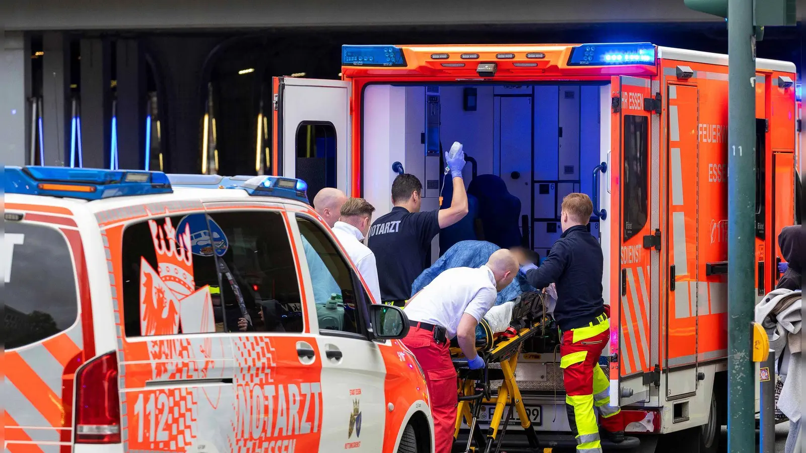 Eine verletzte Frau wird von Rettungskräften versorgt. (Foto: Justin Brosch/dpa)